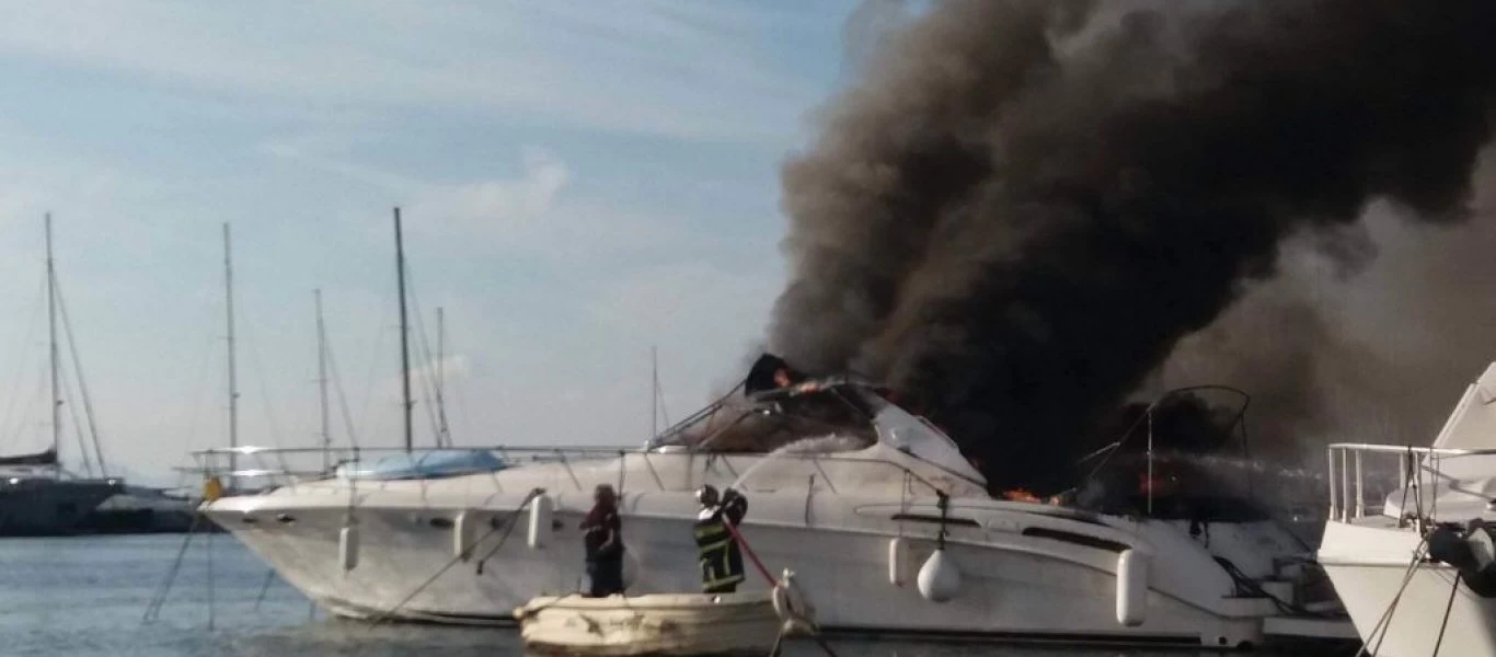Γυναίκα πήδηξε από φλεγόμενο σκάφος στη Μαρίνα Γλυφάδας για να σωθεί - Άγνωστη η κατάσταση της υγείας της